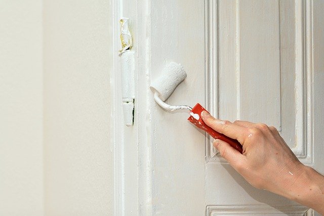 Wer muss Türen und Türrahmen streichen in der Mietwohnung - Mieter oder Vermieter?